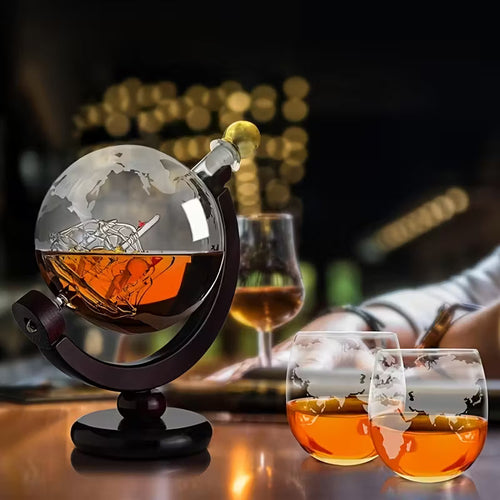 Sæt med whiskyflaske og glas med verdenskort