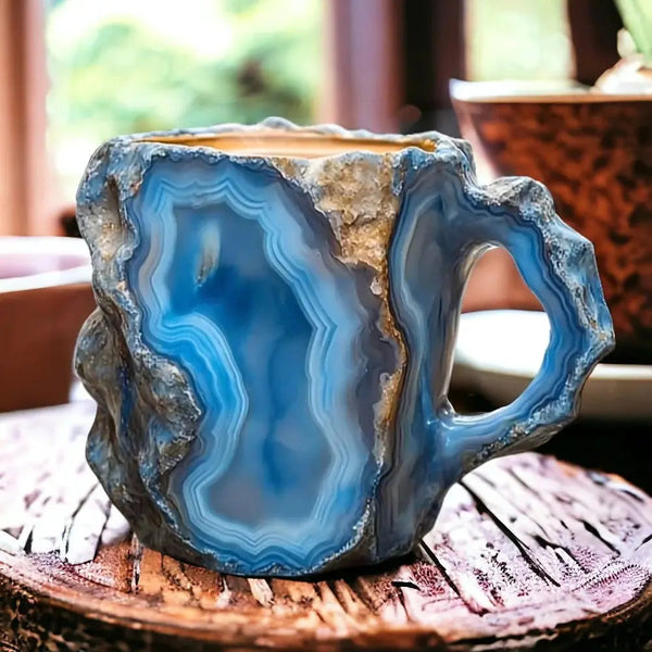 Kaffekrus med krystaller og mineraler